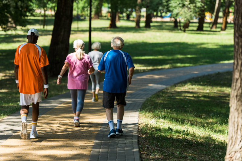 Menschen gehen Spazieren, Joggen oder Walken