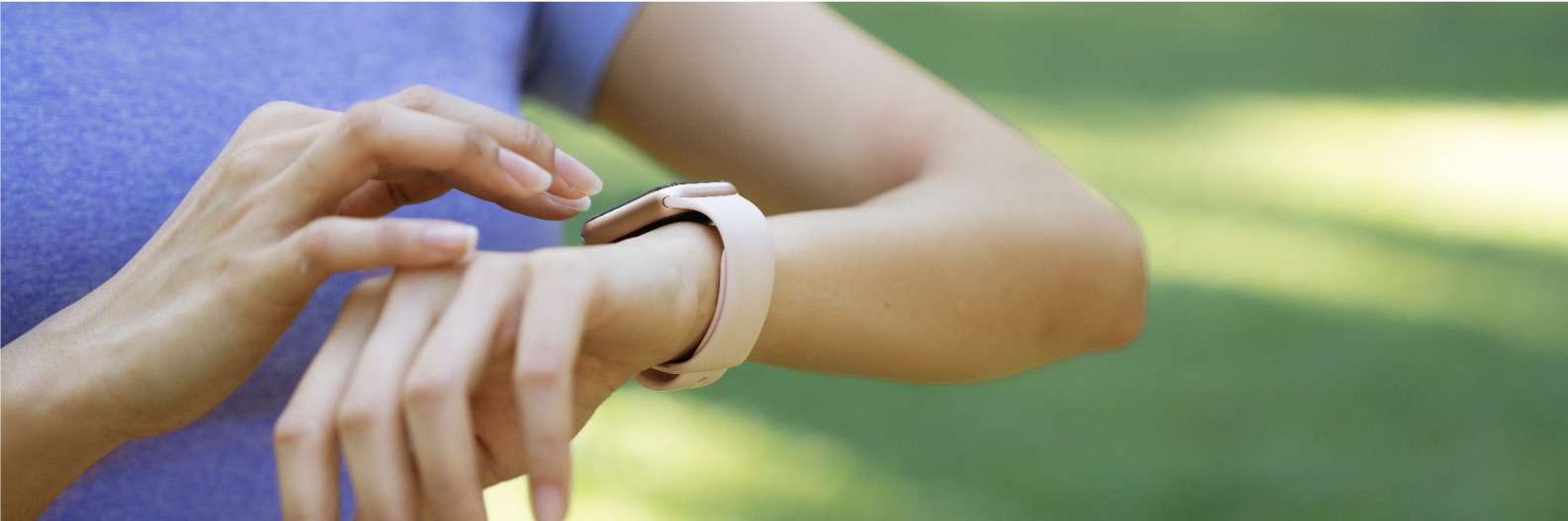 Nahaufnahme einer Handberührung an einer Smartwatch"