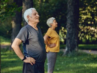 Ältere Menschen, Ältere Ehepartner tragen Sportkleidung bei Übungen im Freien